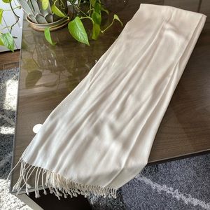 Jones New York. Ivory scarf with tassels.